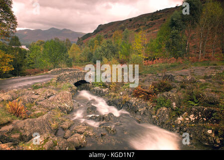 Ashness bridge à l'automne à l'ensemble de Derwent water, catbells et maiden moor. Le parc national du Lake District, Cumbria, England, UK, FR Banque D'Images