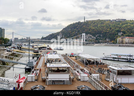 Bateau de croisière et vue panoramique de Danube à Budapest Banque D'Images