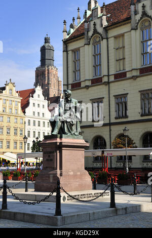 La statue d'Alexandre Fredro est situé sur le côté sud de la place du marché, Rynek Wroclaw, Pologne, Europe Banque D'Images