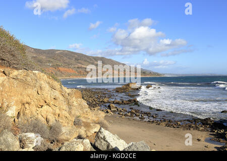 Les rochers et les vagues à Leo Carrillo State Beach, Malibu en Californie Banque D'Images