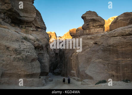 Deux femme marche en entrée de la Siq en gorge tôt le matin, Petra, Jordanie, Moyen-Orient Banque D'Images