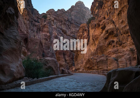 Gorge de grès colorés et murs vide chemin à travers le siq, avec en début de matinée, Petra, Jordanie, Moyen-Orient Banque D'Images