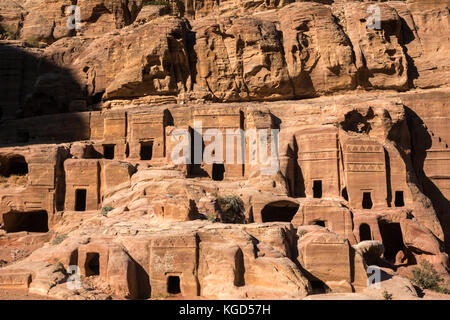 Grès rose nabatéenne, tombes sculptées des façades de la rue, éclairé par le soleil matinal, Petra, Jordanie, Moyen-Orient Banque D'Images