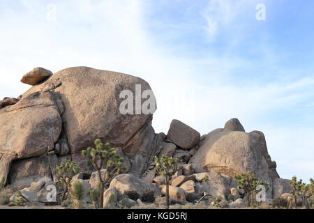 Rock d'équilibrage sur le dessus de l'énorme rocher à Joshua Tree National Park Banque D'Images