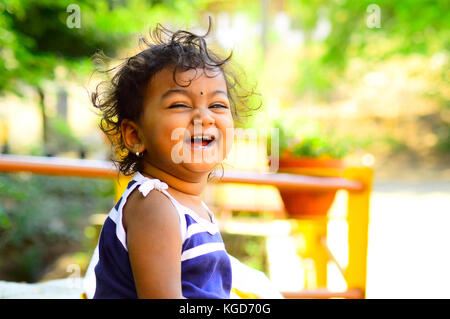 Mignon bébé rire face à huis clos Banque D'Images