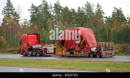 PAIMIO, FINLANDE - le 23 octobre 2015 : Scania R730 camion transporte objet industriel recouvert d'une bâche comme charge exceptionnelle. Permis de transport est anormale Banque D'Images