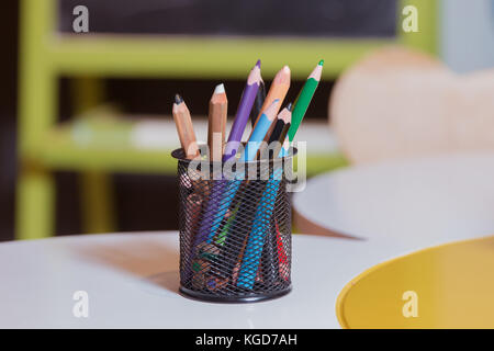 Dans un bol de crayons Crayons de couleur . pour le dessin, situé dans un support comme un vase plumes multicolores . Banque D'Images