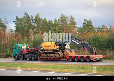 PAIMIO, FINLANDE - le 23 octobre 2015 : camion Volvo FH Volvo EC460 BLC distances excavatrice hydraulique. La pelle pèse 46 tonnes. Banque D'Images