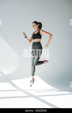 Jumping girl in sportswear Banque D'Images