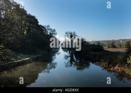 Itchen River Winchester sur une magnifique journée ensoleillée d'automne. L'Itchen River est une rivière dans le Hampshire, en Angleterre. Il s'écoule depuis la mi-Hampshire Banque D'Images