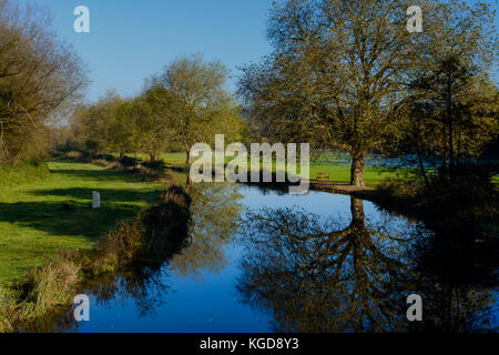 Itchen River Winchester sur une magnifique journée ensoleillée d'automne. L'Itchen River est une rivière dans le Hampshire, en Angleterre. Il s'écoule depuis la mi-Hampshire Banque D'Images