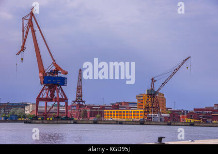 Grues à quai dans le port de Gothenburg, Suède, Bohuslän. Banque D'Images