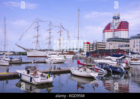 Le quatre-mâts barque Lilla Bommen Viking et le bâtiment (qu'on appelle rouge à lèvres) dans le port de Gothenburg, Sweden, comté de la Suède. Banque D'Images