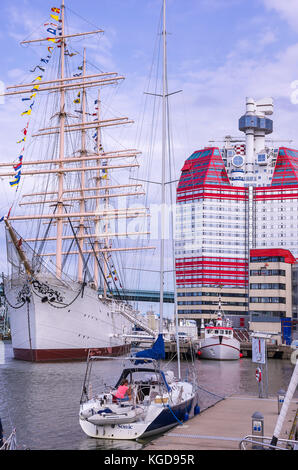 Le quatre-mâts barque Lilla Bommen Viking et le bâtiment (qu'on appelle rouge à lèvres) dans le port de Gothenburg, Sweden, comté de la Suède. Banque D'Images