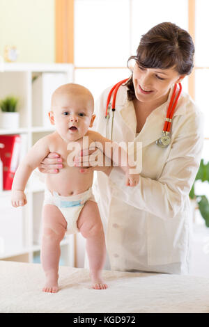 La médecine, les soins de santé et pédiatrie concept. Heureux médecin ou pédiatre et bébé jouant sur l'examen médical à la clinique Banque D'Images