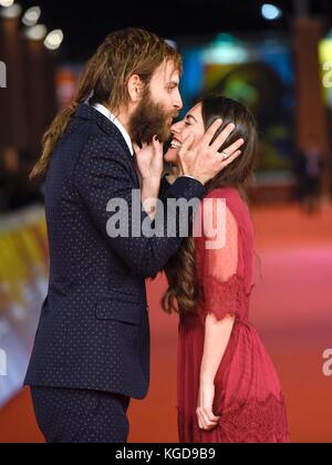 Italie, Rome, 04 novembre 2017 : festival du film de Rome 2017, Alessandro borghi au tapis rouge du film italien "la place". Dans l'image avec son Banque D'Images