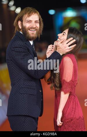 Italie, Rome, 04 novembre 2017 : festival du film de Rome 2017, Alessandro borghi au tapis rouge du film italien "la place". Dans l'image avec son Banque D'Images