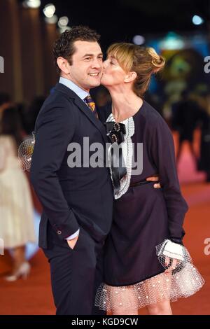 Italie, Rome, 04 novembre 2017 : festival du film de Rome 2017, l'acteur italien vinicio marchioni, avec sa femme l'actrice milena Mancini, au tapis rouge Banque D'Images