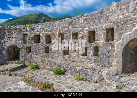 Murs défensifs de la forteresse dans le Stari Bar (Old Bar) - petite ville près de la ville de Bar, partie de la municipalité de Bar dans le sud du Monténégro Banque D'Images