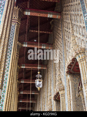 Lampe électrique de luxe est accrochée au plafond de l'église autour de la terrasse dans le temple thaïlandais. Banque D'Images