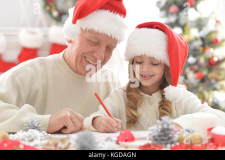 Grand-père et enfant de santa hats Banque D'Images