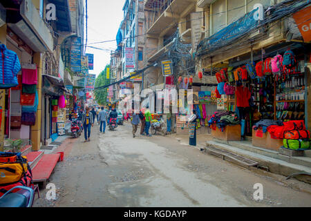 Thamel, Katmandou Népal - Octobre 02, 2017 : rues de Thamel, avec quelques personnes à pied et de l'achat. thamel est un quartier commercial à Katmandou, capitale du Népal. L'un de l'attraction touristique populaire à Katmandou Banque D'Images