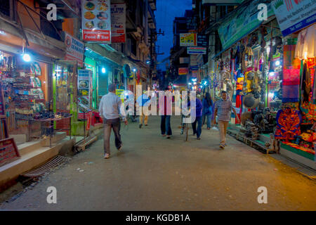 THAMEL, KATMANDOU NÉPAL - 02 OCTOBRE 2017 : vue nocturne des rues de Thamel. Thamel est un quartier commerçant de Katmandou, la capitale du Népal. Une des attractions touristiques populaires à Katmandou Banque D'Images