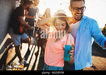 Heureux couple having fun in time at party Banque D'Images