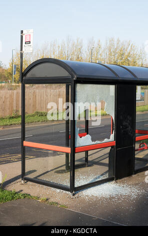 Abri bus vandalisés avec façade de verre cassée, England, UK Banque D'Images