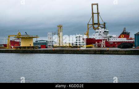 Caledonian MacBrayne Calmac ferry in Leith Harbour pier arsenal vide avec l'amarrage, l'industrie maritime grues et l'équipement, Édimbourg, Écosse, Royaume-Uni Banque D'Images