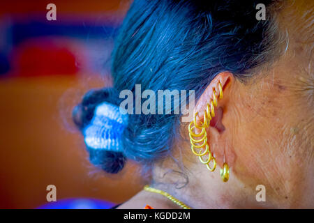 Pokhara, Népal - novembre 04, 2017 : de nombreuses boucles à l'oreille de vieille femme qui pose pour appareil photo de Pokhara, Népal, dans un arrière-plan flou Banque D'Images