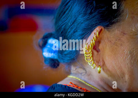 Pokhara, Népal - novembre 04, 2017 : de nombreuses boucles à l'oreille de vieille femme qui pose pour appareil photo de Pokhara, Népal, dans un arrière-plan flou Banque D'Images