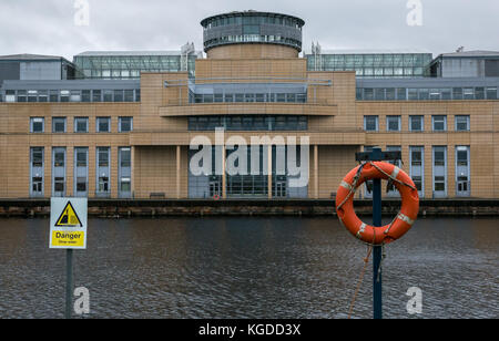 Victoria Quay, immeuble de bureaux du gouvernement écossais, Leith, Edinburgh, UK, avec bouée de danger et triangle de l'eau signe profond en premier plan Banque D'Images