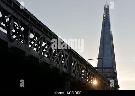 Nouveaux développements le long de la rive sud de la Tamise à Londres sont la construction d'une autre ville de Londres. Situé à London Bridge est le tesson Banque D'Images