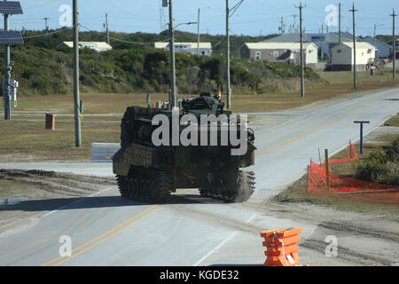 L'AAV-P7/A1 assault véhicule amphibie (AAV) traverse la route pour attendre l'arrivée d'autres AAVs lors d'un exercice d'entraînement à Camp Lejeune, N.C., Oc Banque D'Images