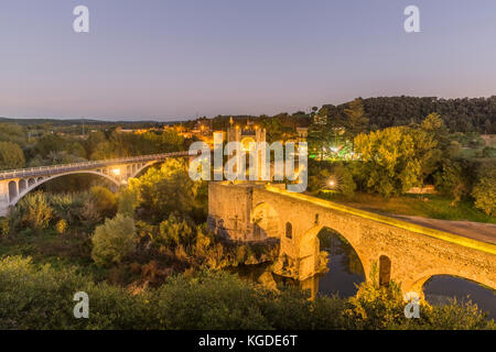 Le pont médiéval dans l'ancienne ville de Besalu Banque D'Images