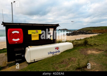 Une des cabines de gardes de vie RNLI par une journée froide et nuageux à Godrevy Beach à Godrevy, Cornwall, Royaume-Uni Banque D'Images