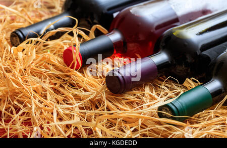 Rouge, rose et blanc sur fond des bouteilles de vin de paille Banque D'Images