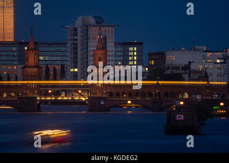 Oberbaumbrücke au crépuscule, Berlin, Allemagne 2017. Banque D'Images