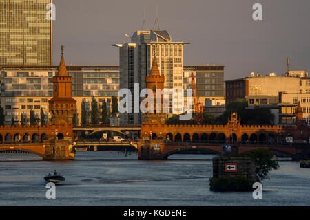 Oberbaumbrücke dans la soirée, Berlin, Allemagne 2017. Banque D'Images