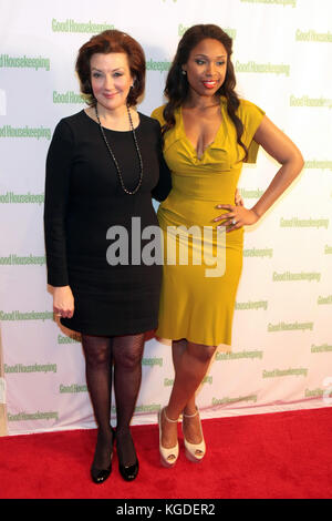Bon rédacteur en chef, Rosemary Ellis avec Jennifer Hudson au cocktail en l'honneur de Jennifer Hudson et de son nouveau livre, j'Ai Obtenu Ceci: Comment j'ai changé mes Voies et perdu ce Qui M'A Pesé Et sa couverture de la bonne tenue de maison hébergée par De Bons Articles Ménagers à la Hearst Tower à New York City. 10 Janvier 2012. © mp43/MediaPunch Inc Banque D'Images