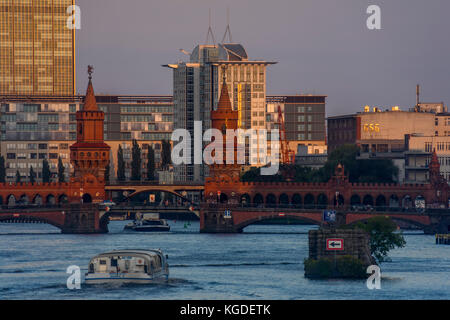 Oberbaumbrücke dans la soirée, Berlin, Allemagne 2017. Banque D'Images