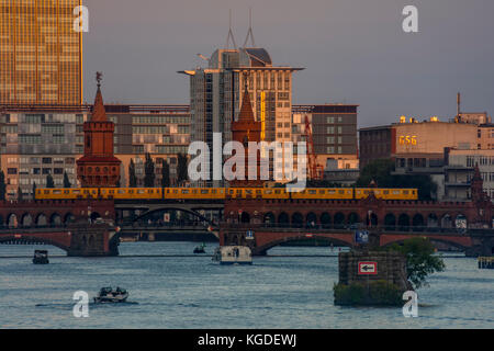 Oberbaumbrücke dans la soirée, Berlin, Allemagne 2017. Banque D'Images