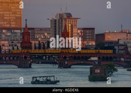 Oberbaumbrücke dans la soirée, Berlin, Allemagne 2017. Banque D'Images