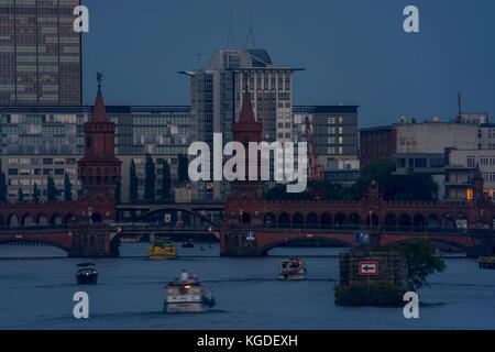 Oberbaumbrücke au crépuscule, Berlin, Allemagne 2017. Banque D'Images