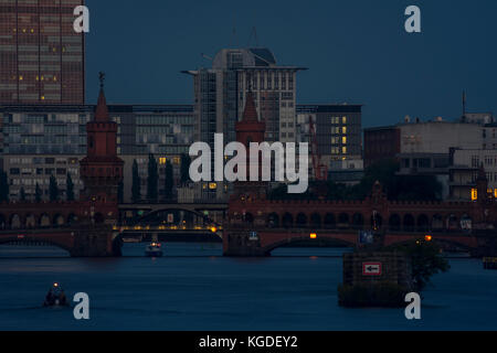 Oberbaumbrücke dans la soirée, Berlin, Allemagne 2017. Banque D'Images