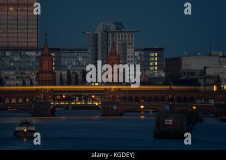 Oberbaumbrücke dans la soirée, Berlin, Allemagne 2017. Banque D'Images