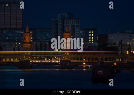 Oberbaumbrücke dans la soirée, Berlin, Allemagne 2017. Banque D'Images