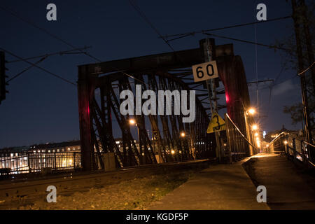 Vieux pont de fer rouillée. Vue de nuit. Un pont sur la rivière Vltava. Banque D'Images