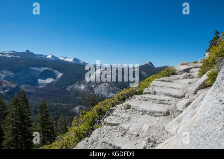 Escaliers sur la route de la demi-dôme sentier dans le parc national Yosemite. Banque D'Images